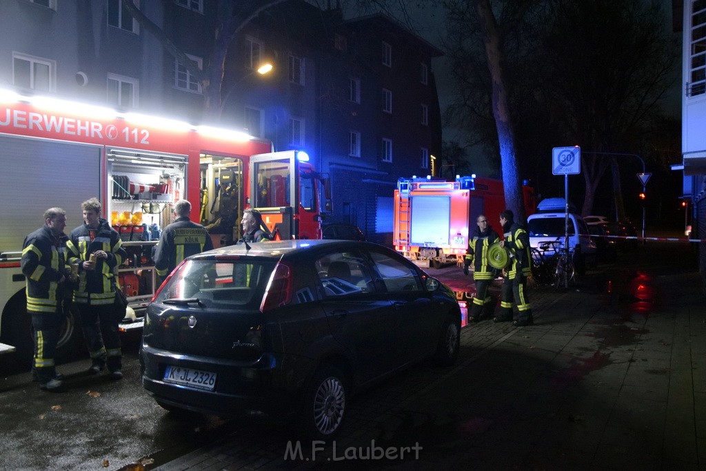 Feuer 2 Y durch Weihnachtsbaum  Koeln Ehrenfeld Alpenerstr P58.JPG - Miklos Laubert